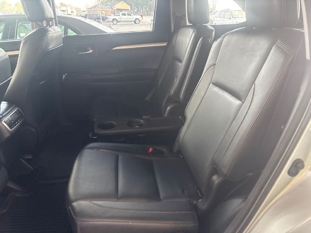 2017 Toyota Highlander Image 11