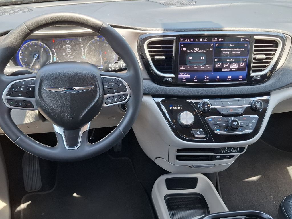 2022 Chrysler Pacifica Image 2