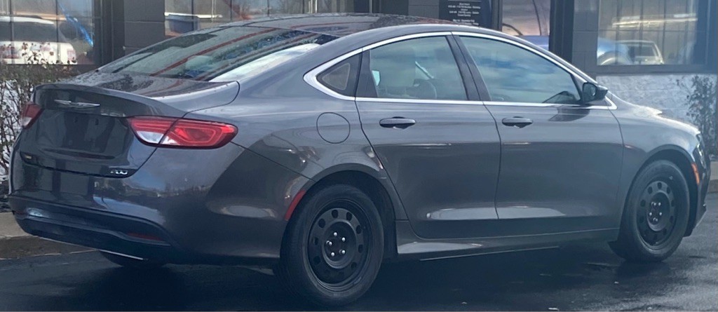 2015 Chrysler 200 Image 3