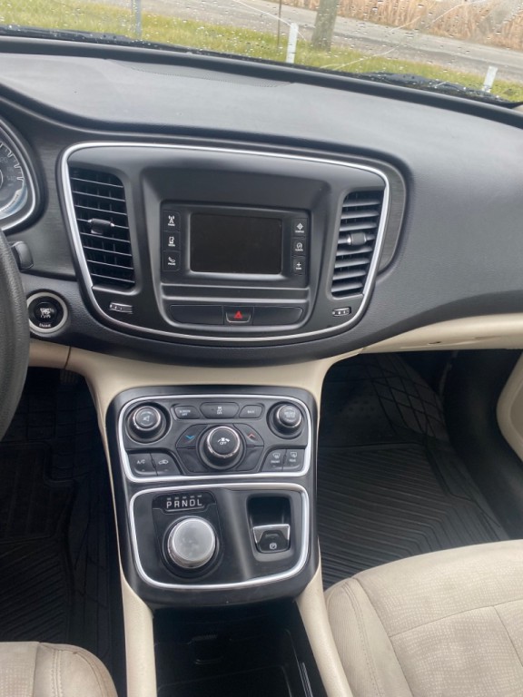 2015 Chrysler 200 Image 8