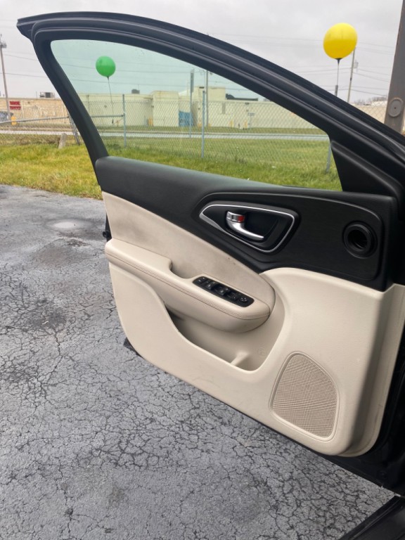 2015 Chrysler 200 Image 9