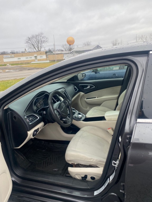 2015 Chrysler 200 Image 10