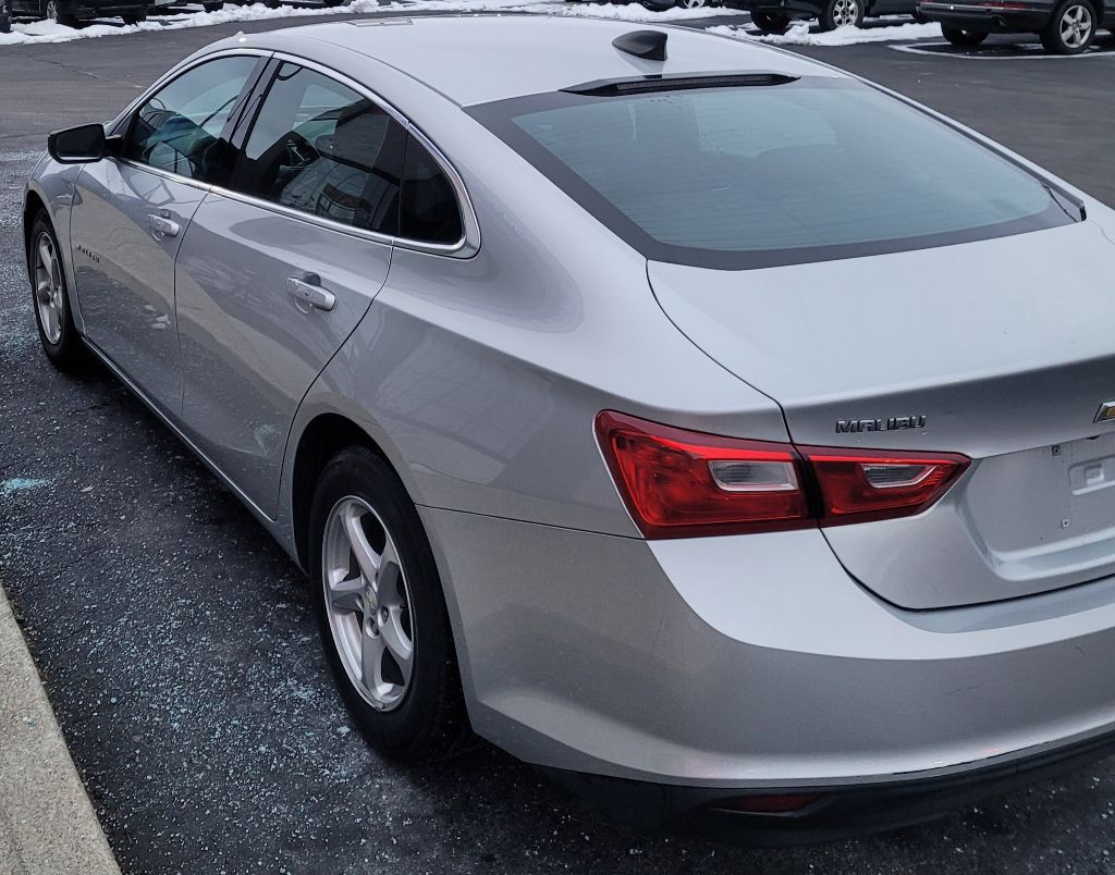 2017 Chevrolet Malibu Image 4