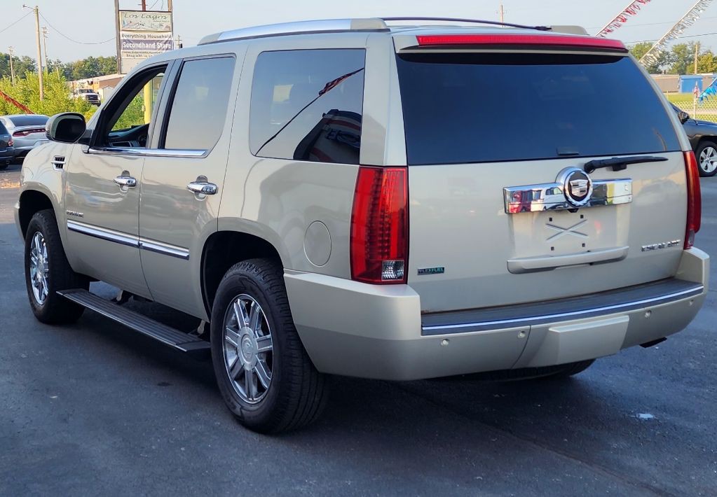 2010 Cadillac Escalade Image 2