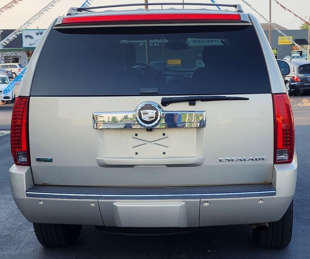 2010 Cadillac Escalade Image 3