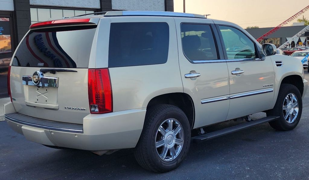 2010 Cadillac Escalade Image 8