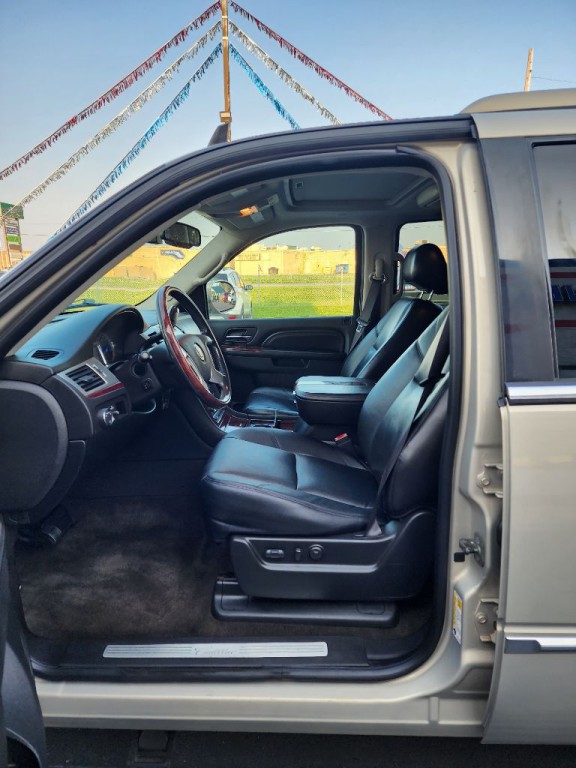 2010 Cadillac Escalade Image 11