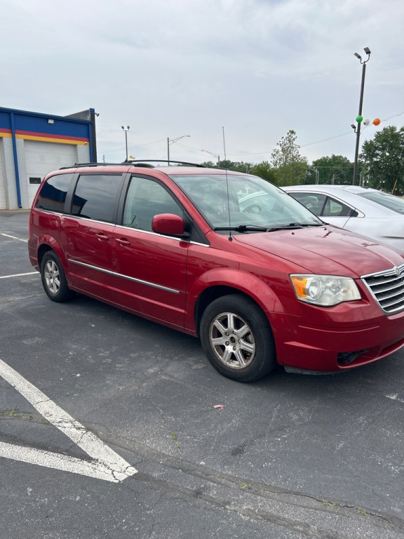 2009 Chrysler Town & Country Image 2