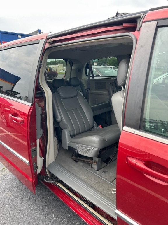 2009 Chrysler Town & Country Image 6