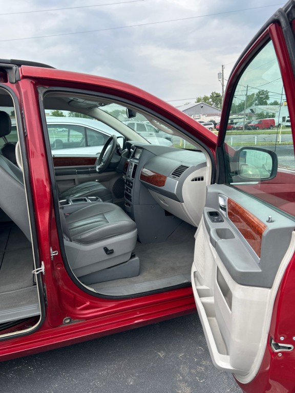 2009 Chrysler Town & Country Image 7