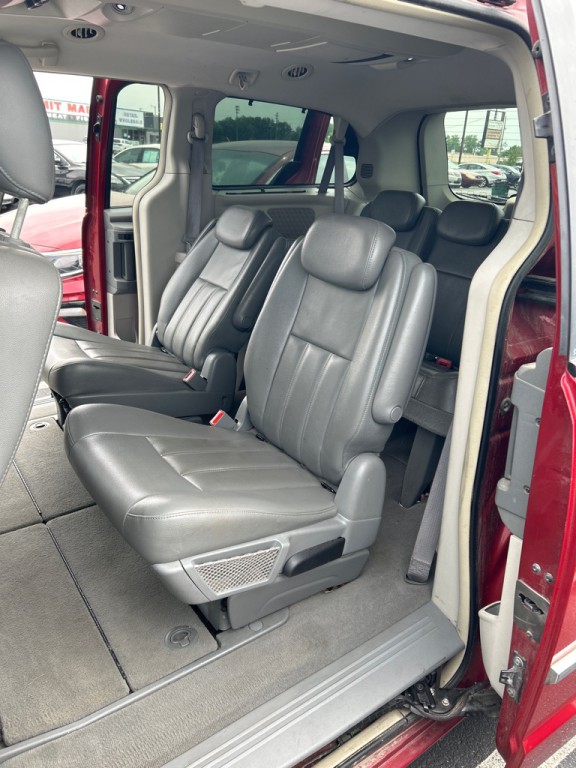 2009 Chrysler Town & Country Image 9