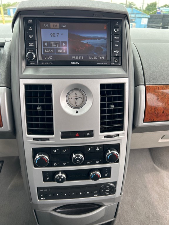 2009 Chrysler Town & Country Image 10