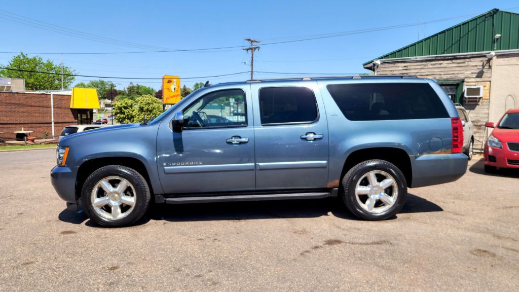 2008 Chevrolet Suburban Image 2