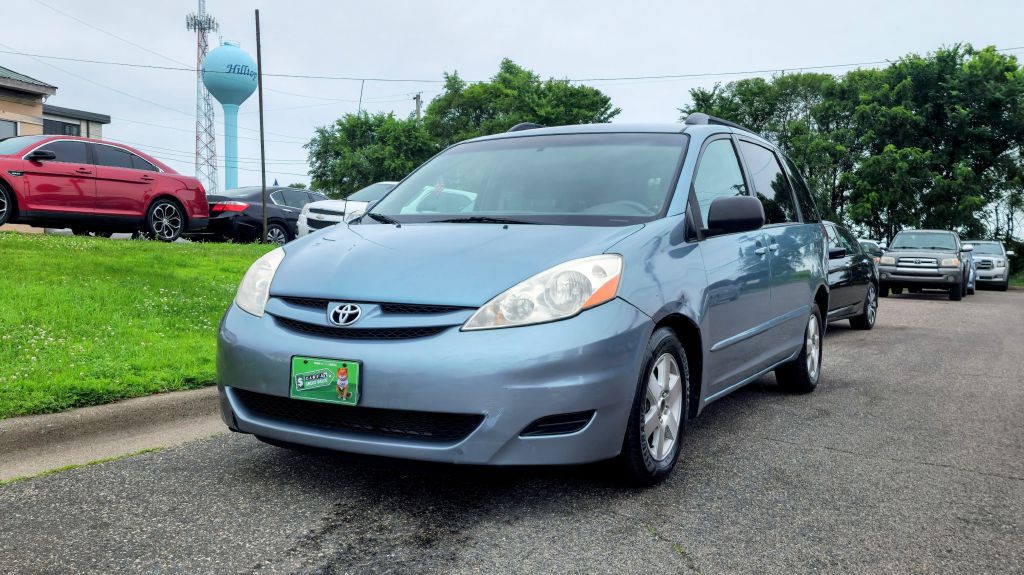 2008 Toyota Sienna Image 2
