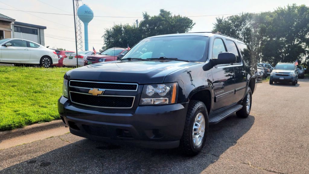 2013 Chevrolet Suburban Image 2