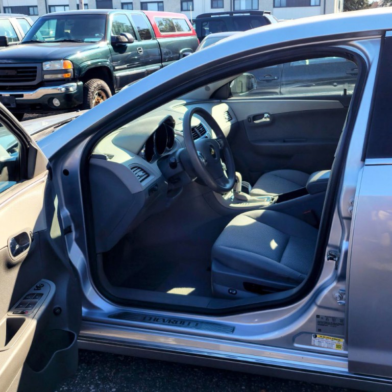 2011 Chevrolet Malibu Image 11