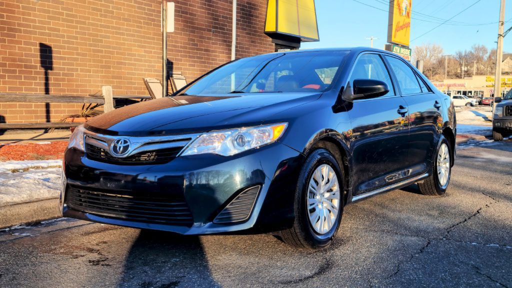 2013 Toyota Camry Image 2