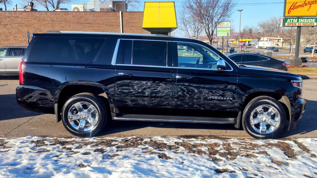 2017 Chevrolet Suburban Image 3