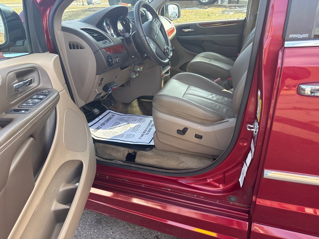 2012 Chrysler Town & Country Image 9