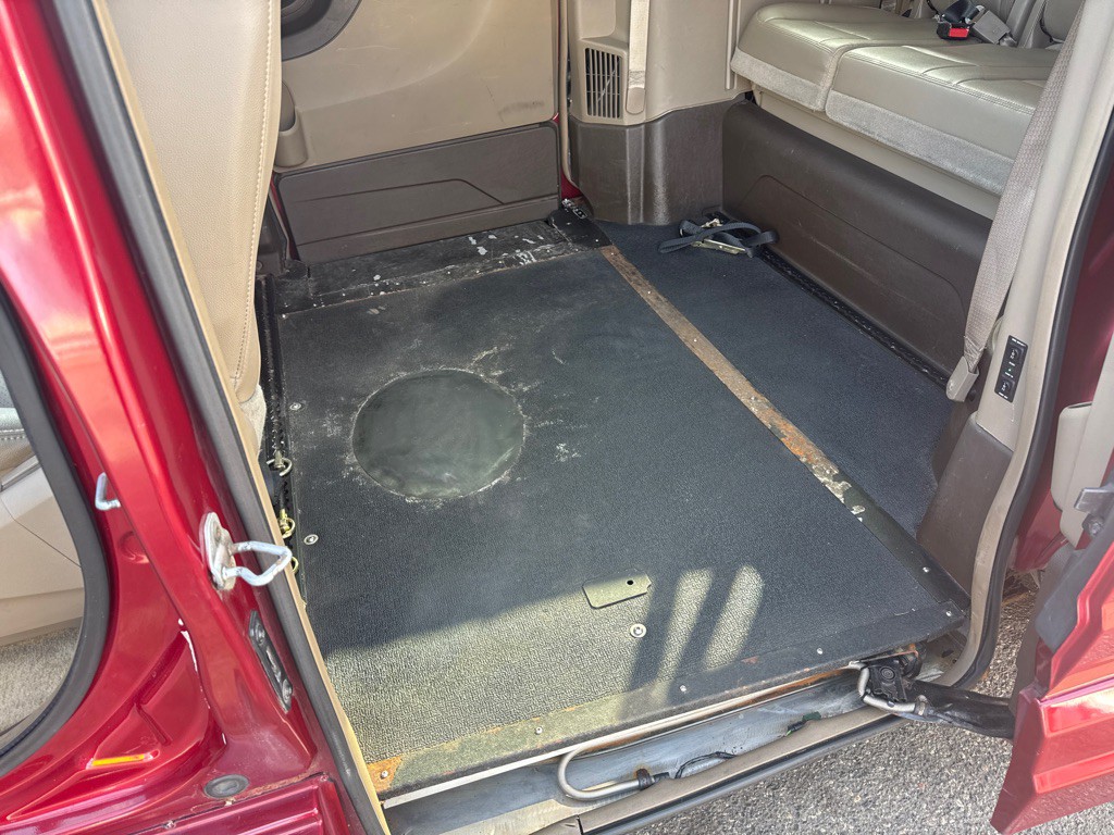 2012 Chrysler Town & Country Image 10