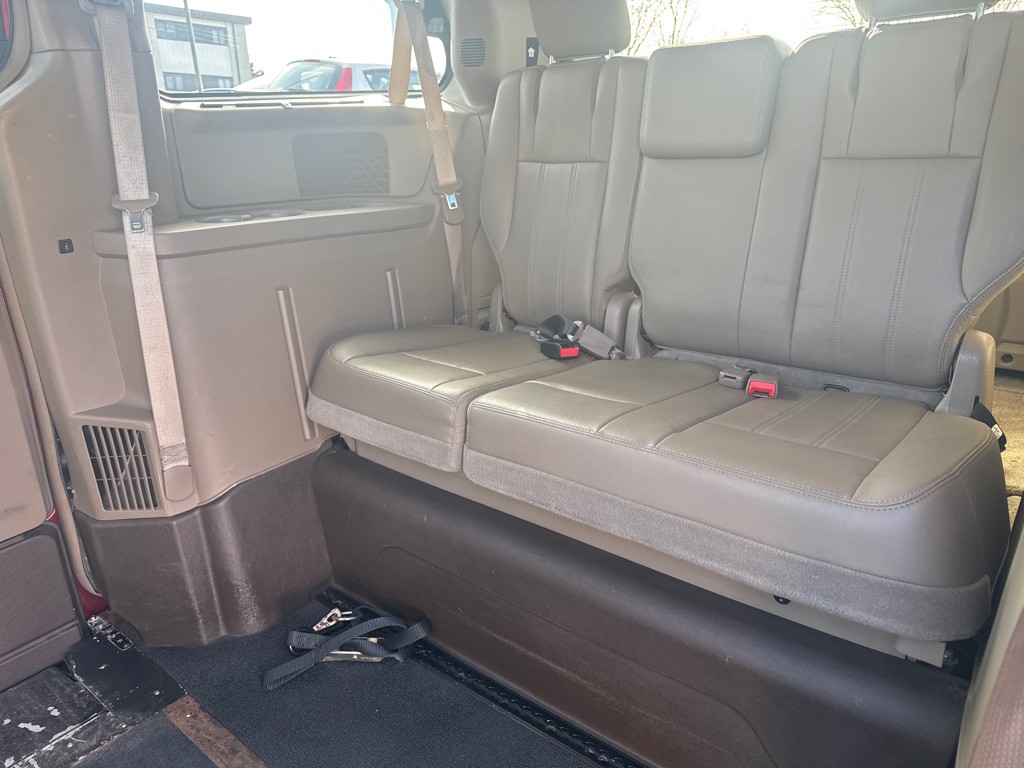 2012 Chrysler Town & Country Image 12