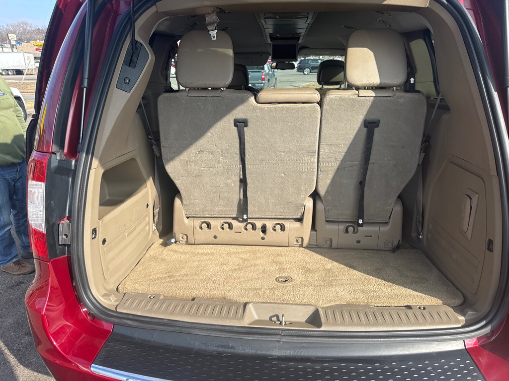 2012 Chrysler Town & Country Image 13