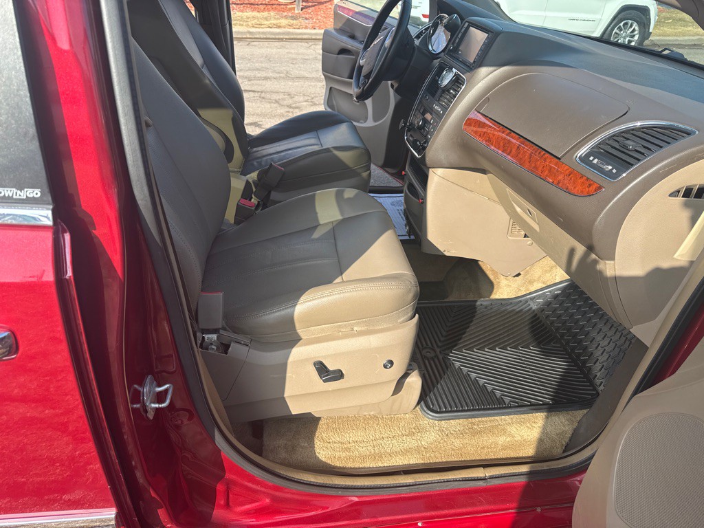 2012 Chrysler Town & Country Image 14