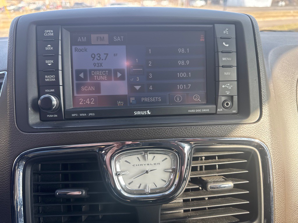 2012 Chrysler Town & Country Image 16