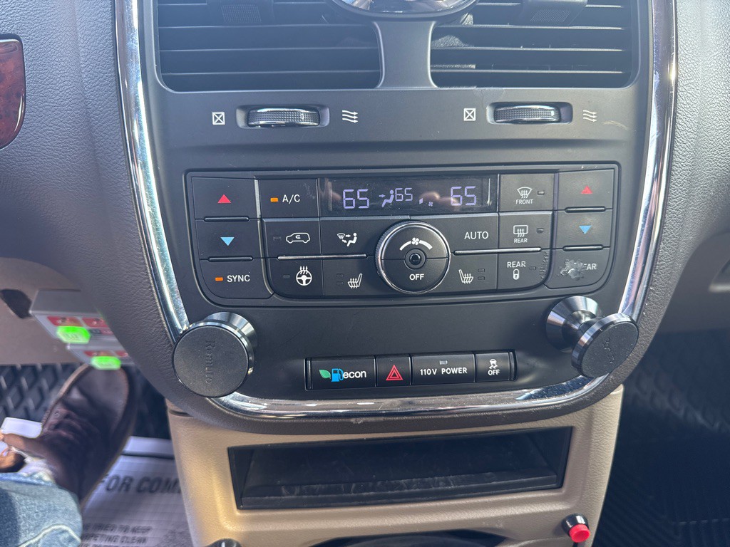 2012 Chrysler Town & Country Image 17