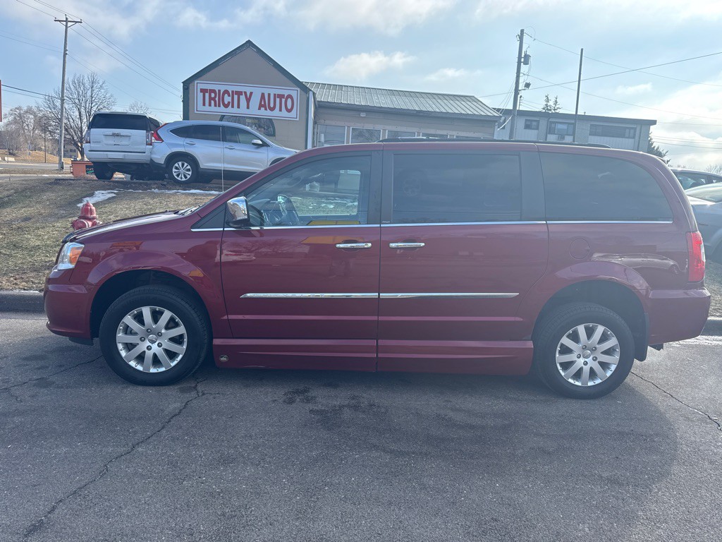 2012 Chrysler Town & Country Image 2