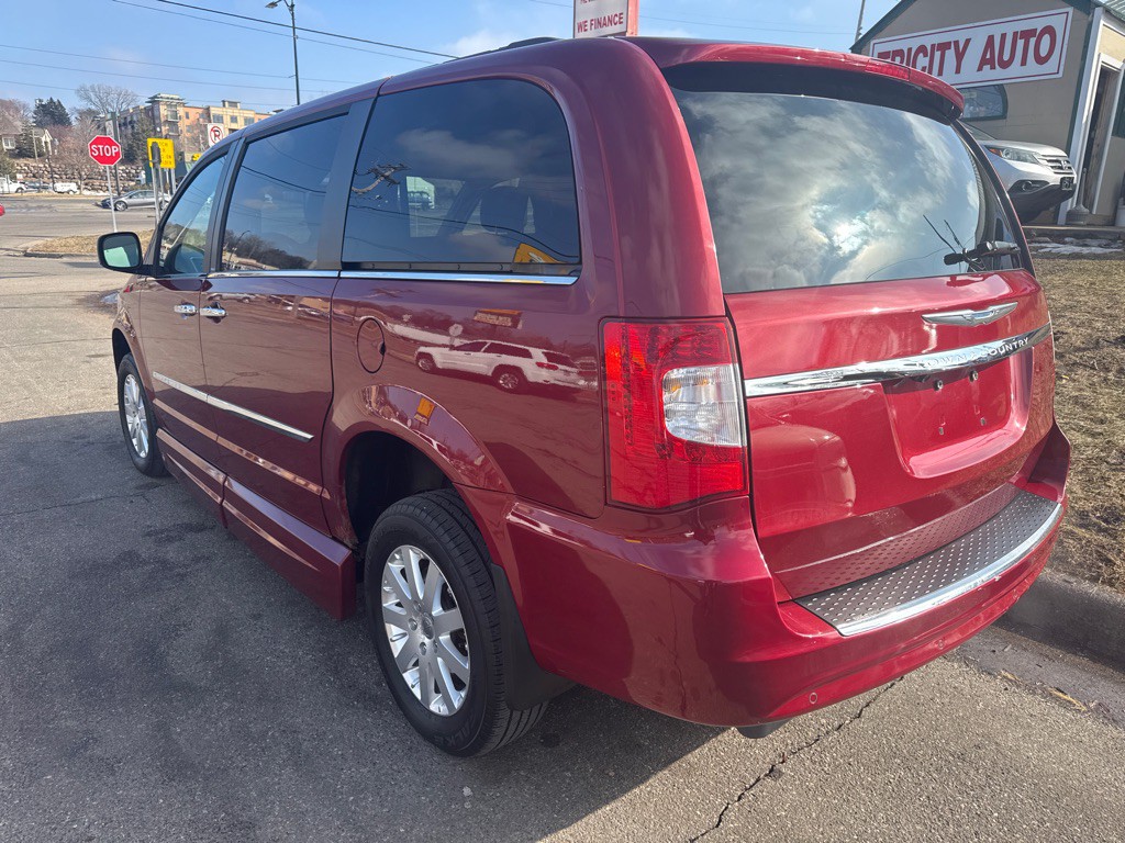 2012 Chrysler Town & Country Image 3