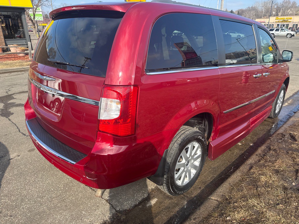 2012 Chrysler Town & Country Image 5