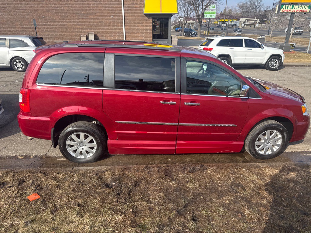 2012 Chrysler Town & Country Image 6