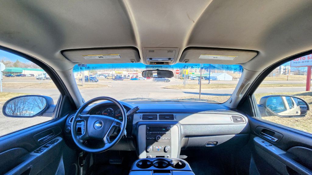 2011 Chevrolet Suburban Image 12