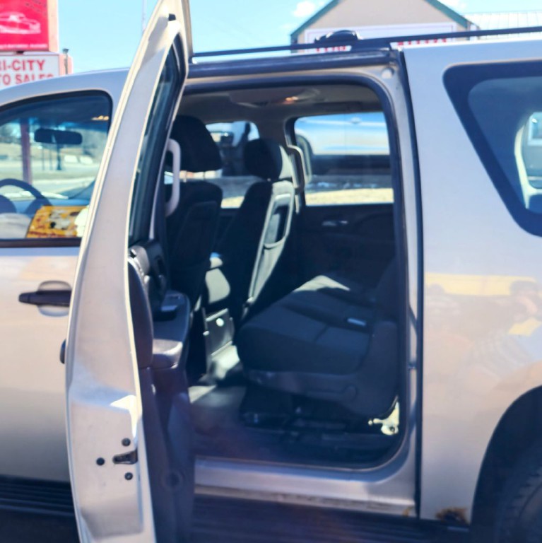 2011 Chevrolet Suburban Image 13