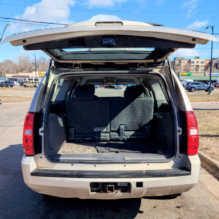 2011 Chevrolet Suburban Image 17