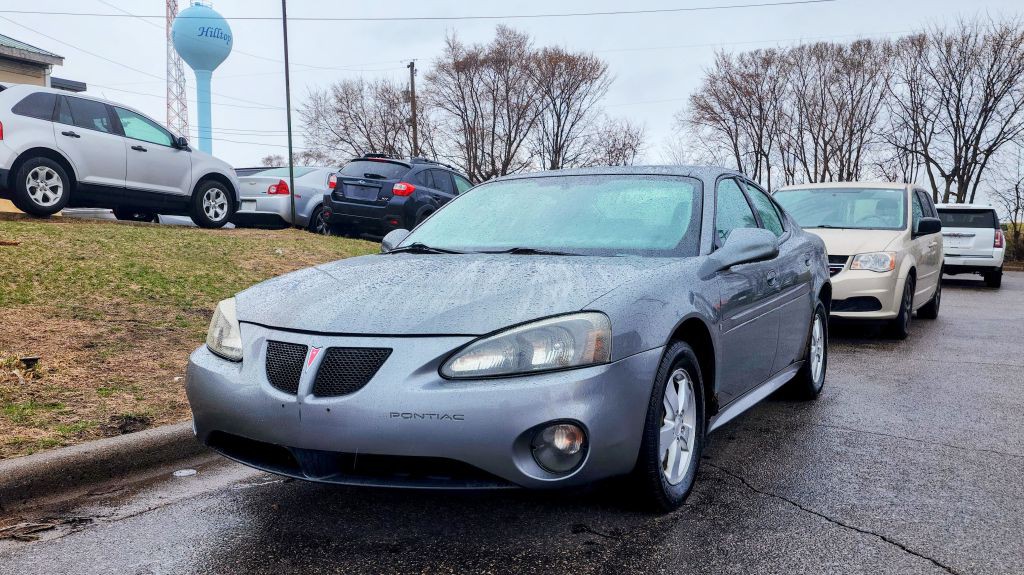 2008 Pontiac Grand Prix Image 2