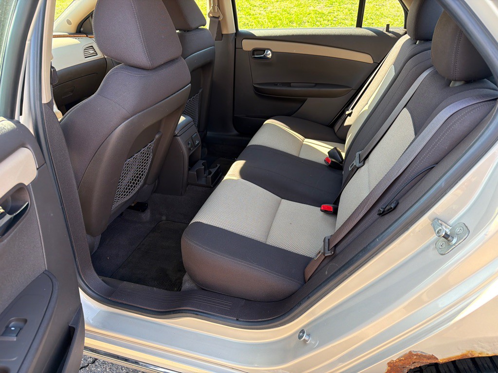 2011 Chevrolet Malibu Image 12