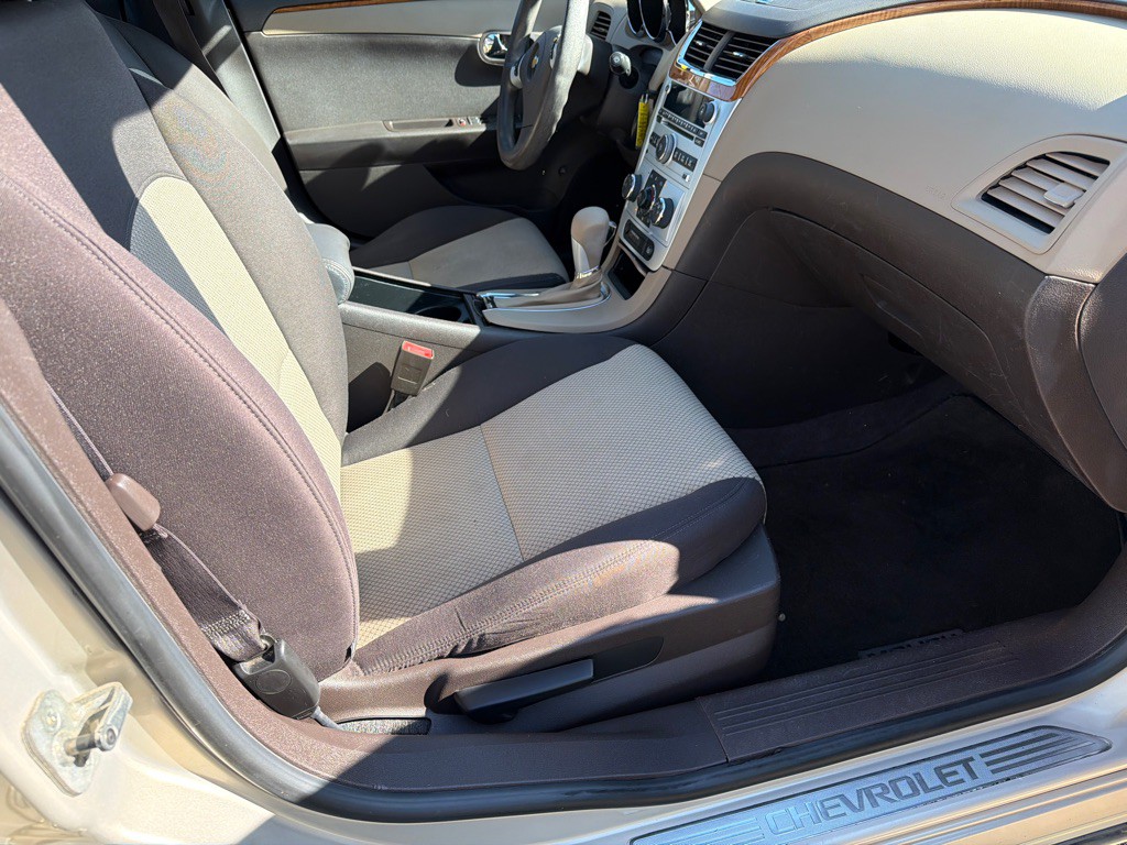 2011 Chevrolet Malibu Image 14