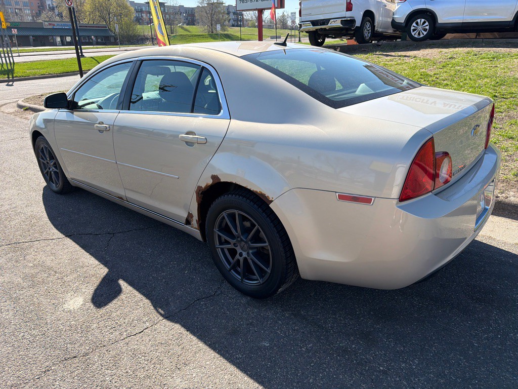 2011 Chevrolet Malibu Image 2