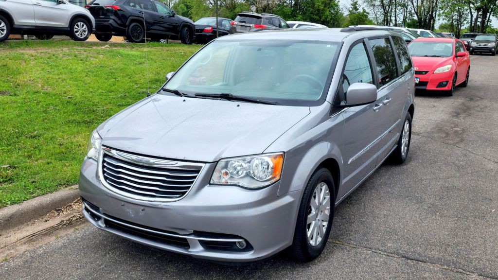 2016 Chrysler Town & Country Image 1