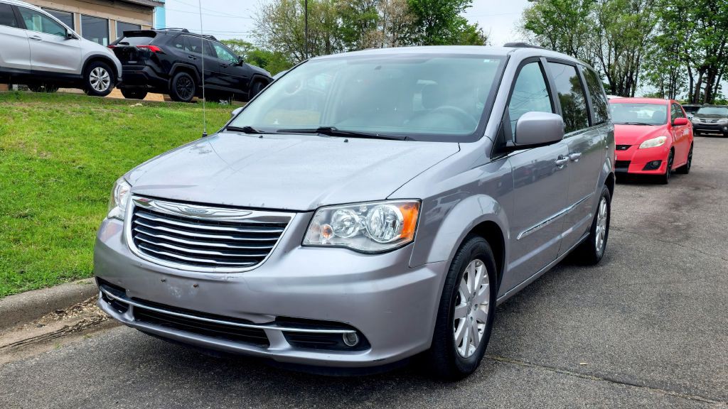 2016 Chrysler Town & Country Image 2