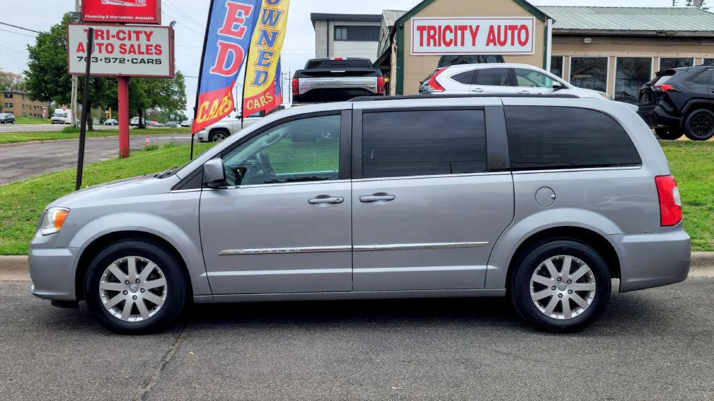 2016 Chrysler Town & Country Image 3