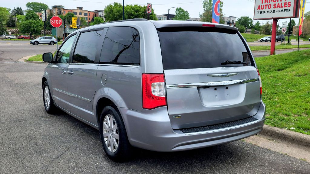 2016 Chrysler Town & Country Image 4
