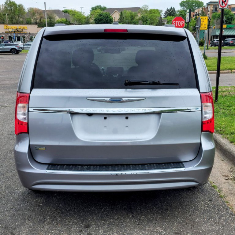 2016 Chrysler Town & Country Image 5