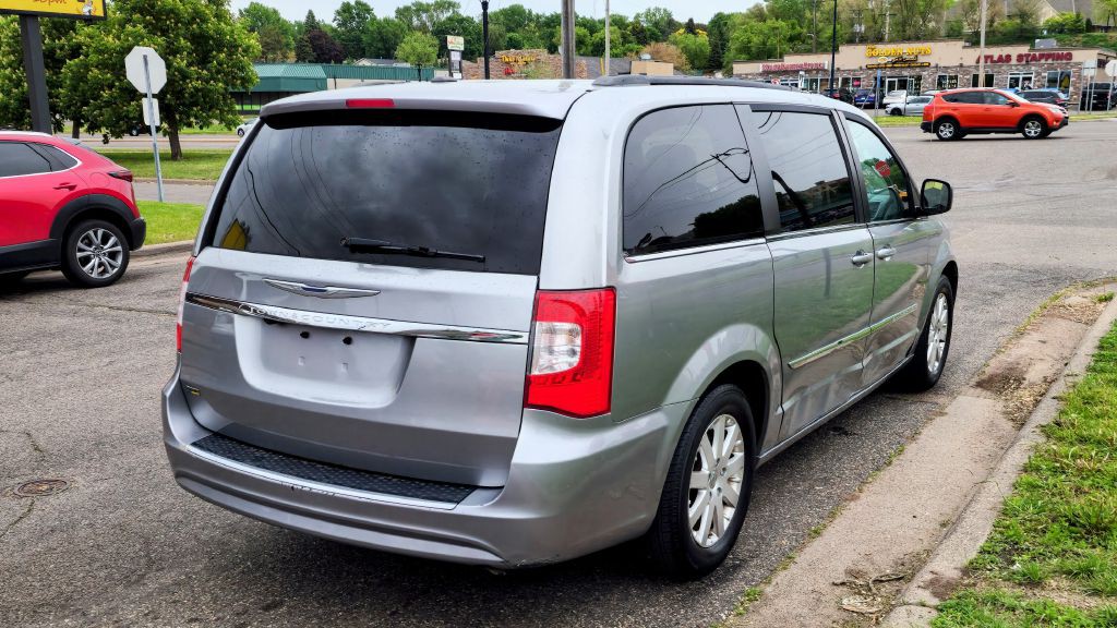 2016 Chrysler Town & Country Image 6