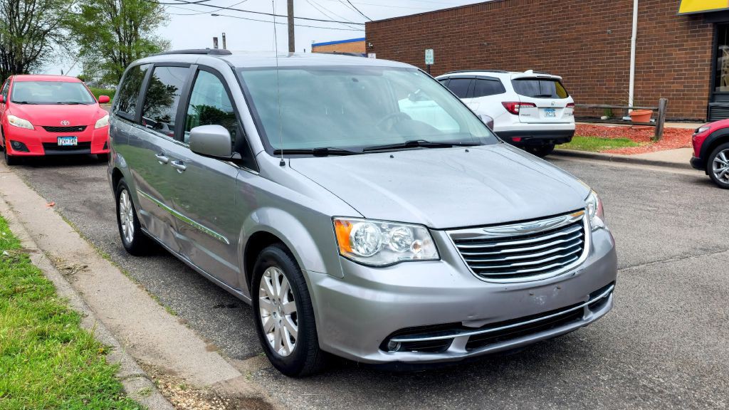 2016 Chrysler Town & Country Image 8