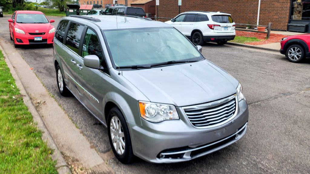 2016 Chrysler Town & Country Image 9