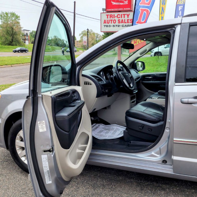 2016 Chrysler Town & Country Image 11