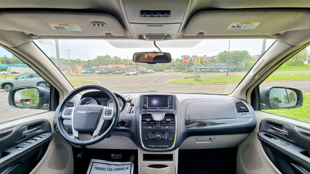 2016 Chrysler Town & Country Image 12